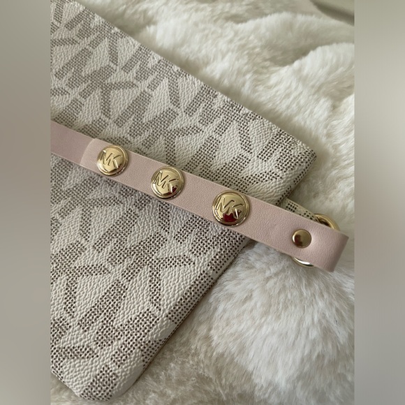 Michael Kors MK Signature Belt Bag - Picture 3 of 5